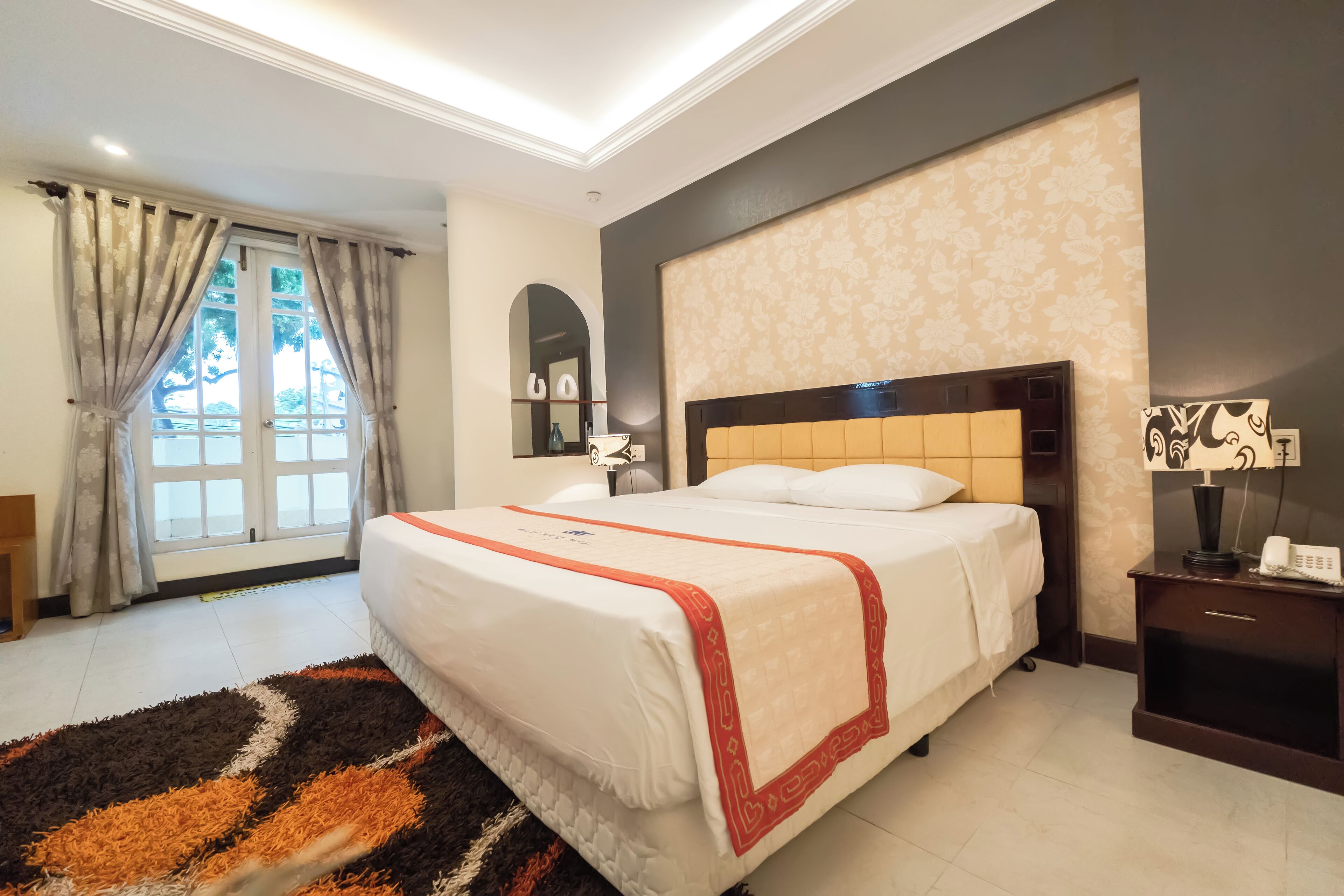 Executive Suite | Free minibar items, in-room safe, desk, blackout drapes