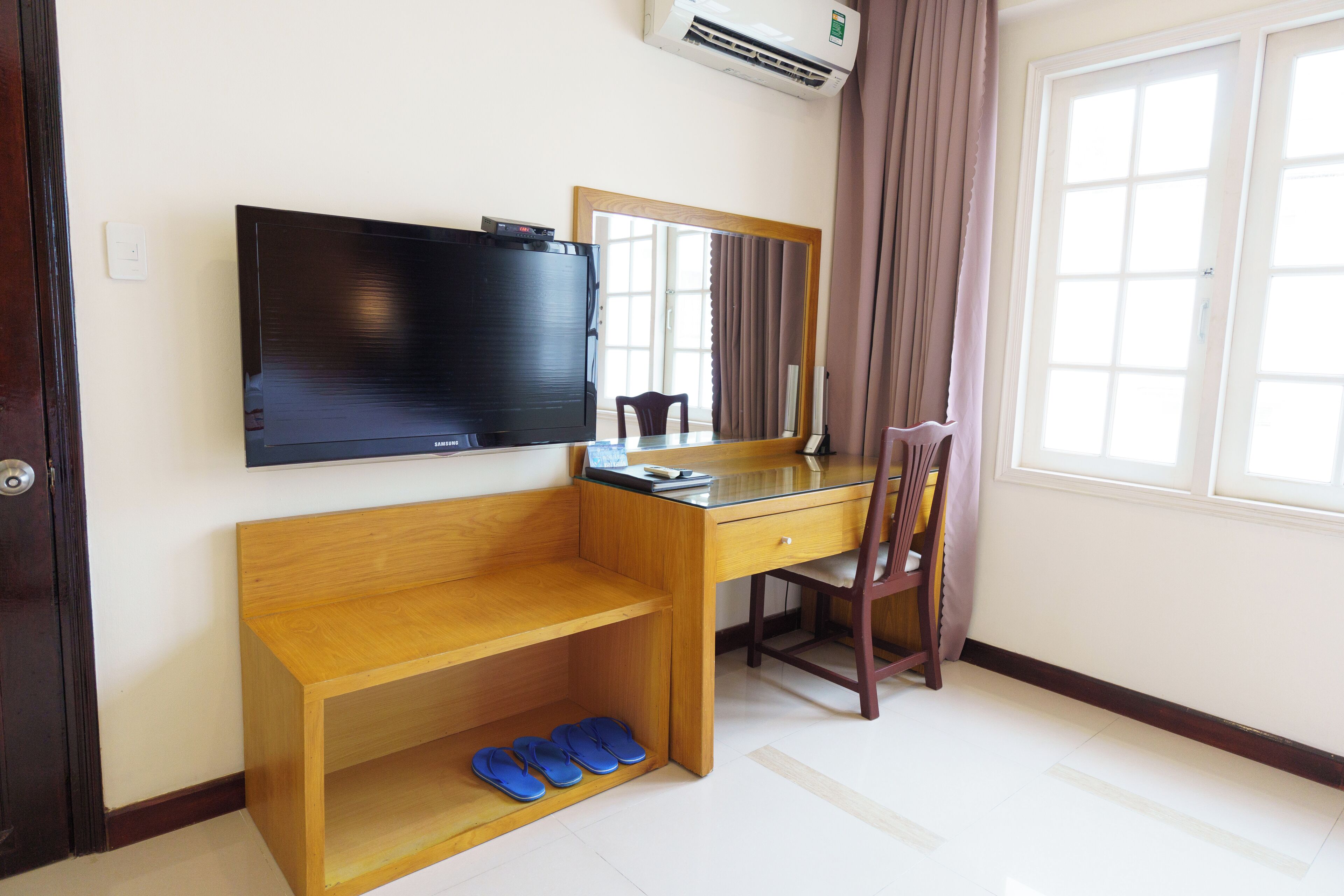 deluxe room | 1 bedroom, free minibar items, in-room safe, desk