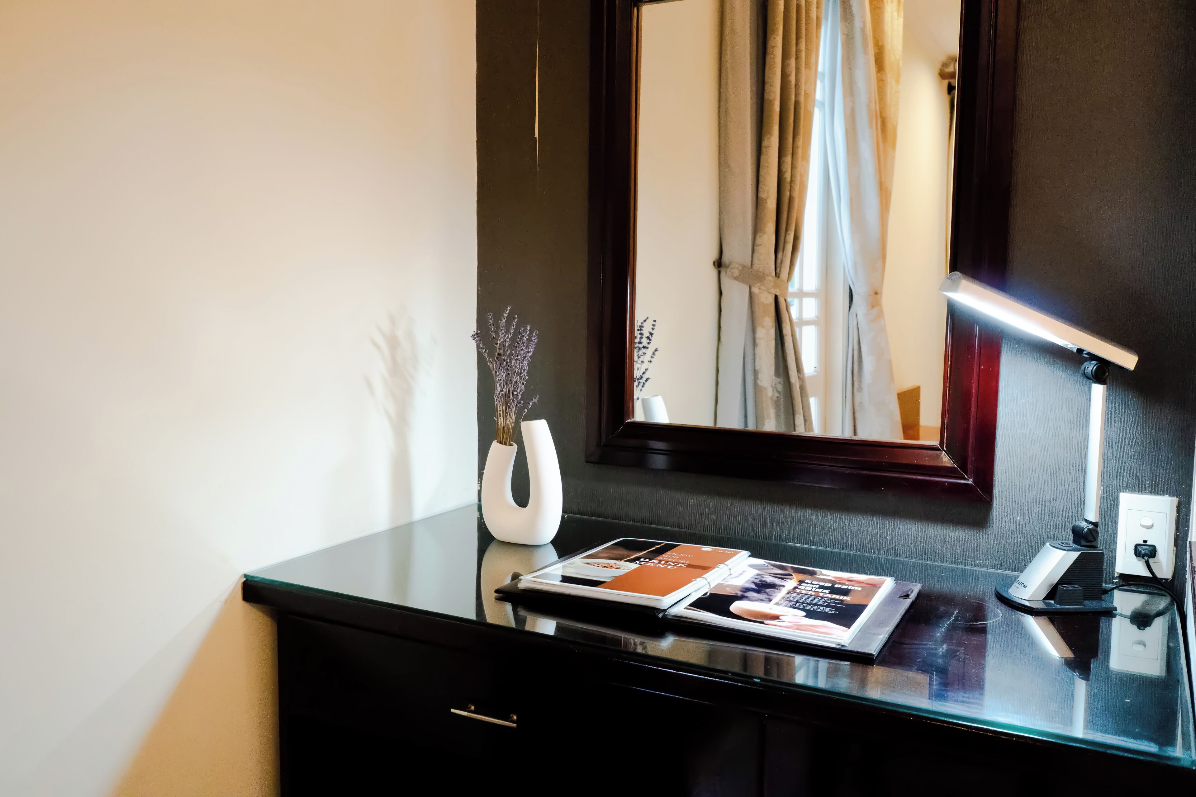 executive suite | 1 bedroom, free minibar items, in-room safe, desk