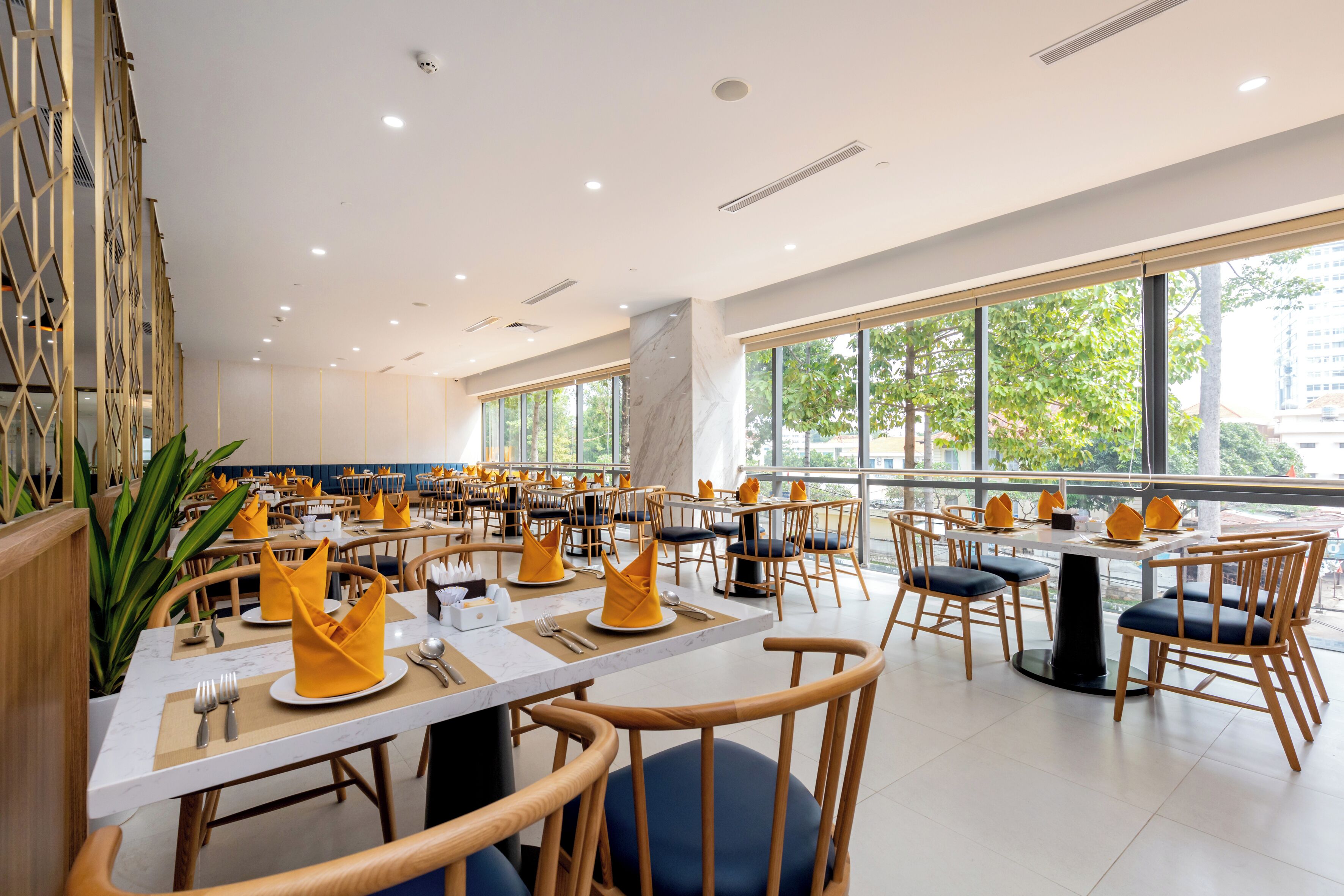 Se sirven desayunos y almuerzos, restaurante con mesas al aire libre 