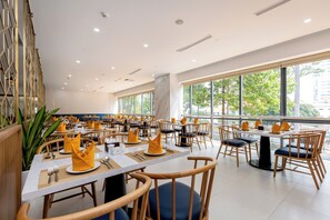 Frokost, lunsj og middag serveres, uteservering