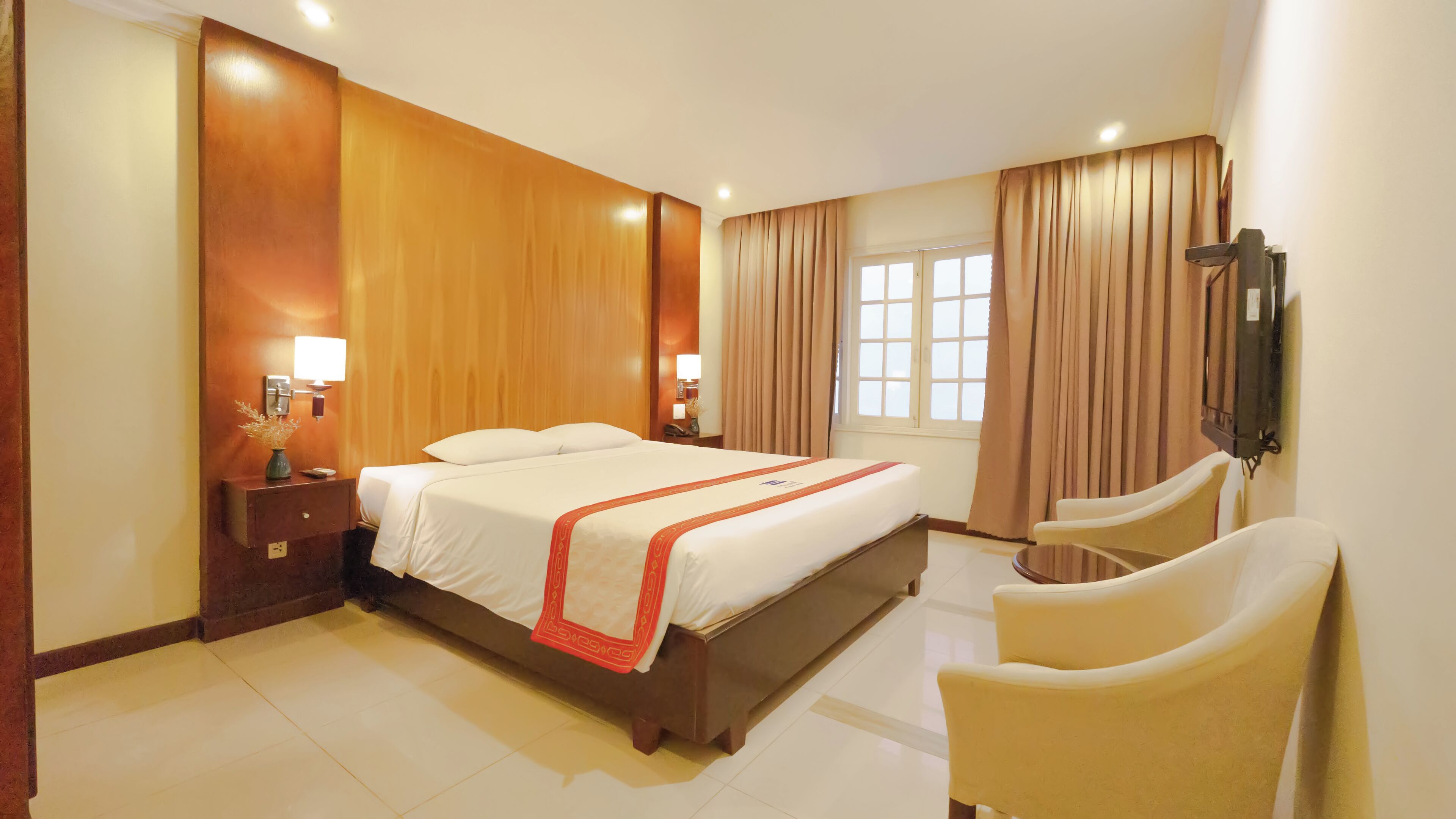 deluxe suite | 1 bedroom, free minibar items, in-room safe, desk