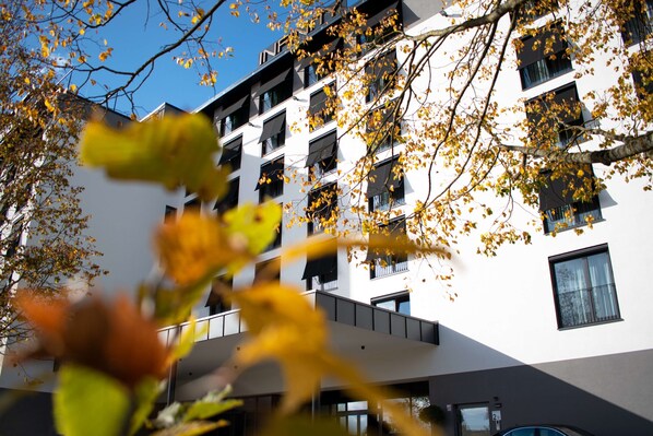 A modern multi-story building with balconies and large windows. - Infinity Hotel & Conference Resort Munich (Unterschleissheim)