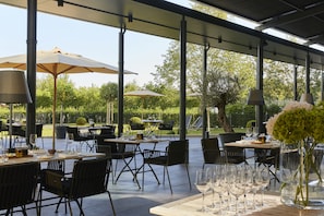 3 restaurants, breakfast, lunch, dinner served; French cuisine