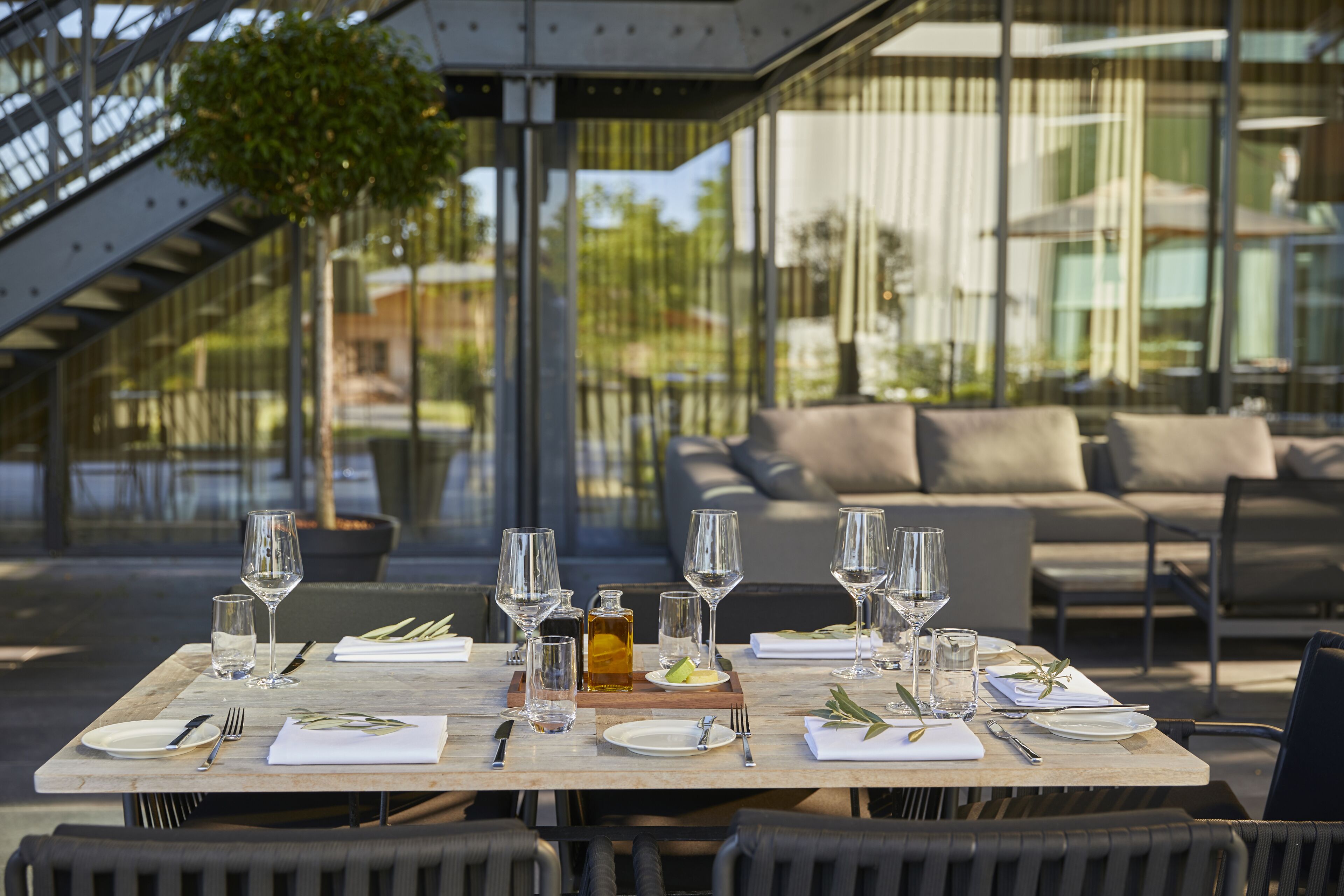 3 restaurants, breakfast, lunch, dinner served; french cuisine