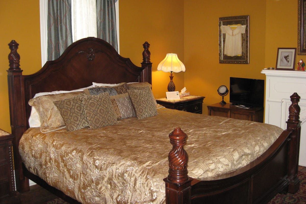 King Room with Private Bath with Shower | Individually decorated, individually furnished, iron/ironing board