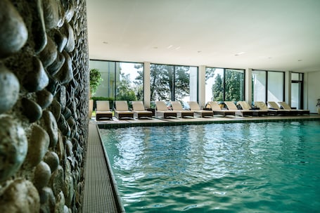 Indoor pool, sun loungers. Parkhotel St. Leonhard
