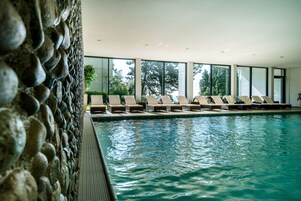 Indoor pool, sun loungers