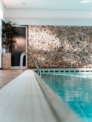 Indoor pool, sun loungers
