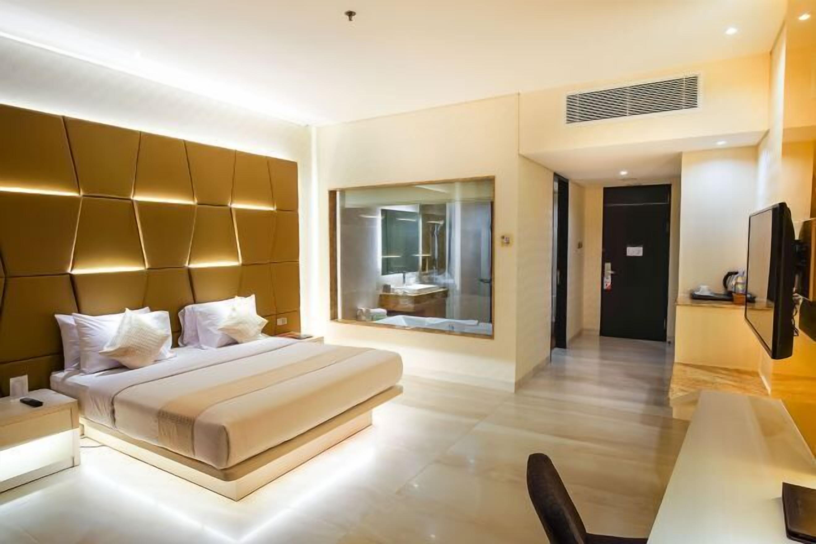 Premium bedding, in-room safe, desk, blackout curtains