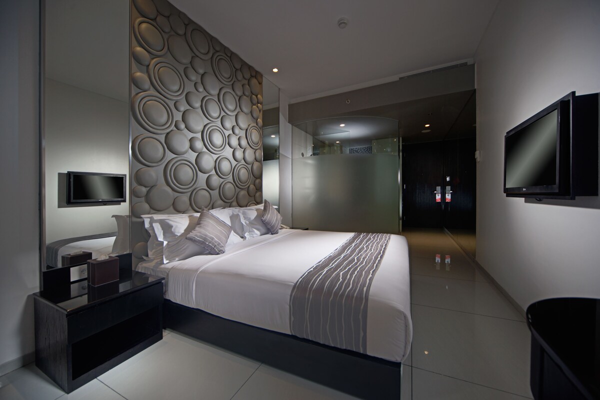 Premium bedding, in-room safe, desk, blackout curtains