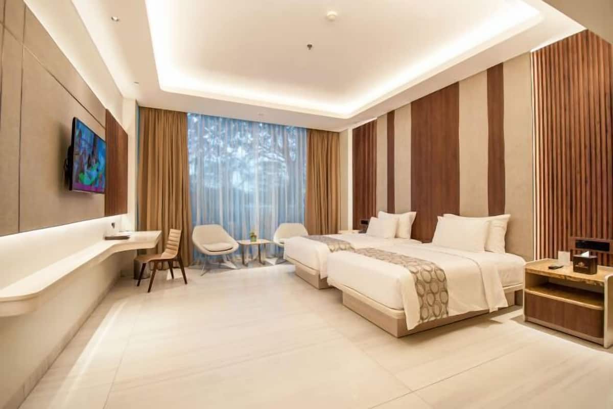 Premium bedding, in-room safe, desk, blackout drapes