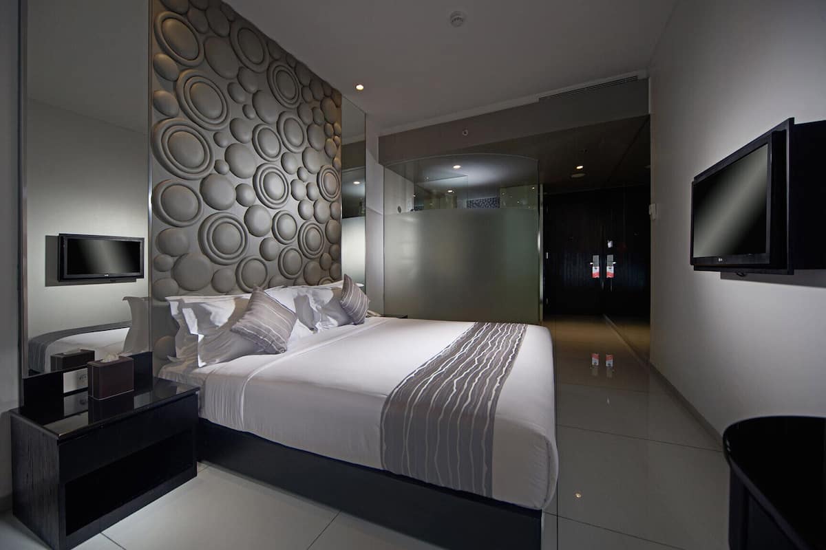 Premium bedding, in-room safe, desk, blackout drapes
