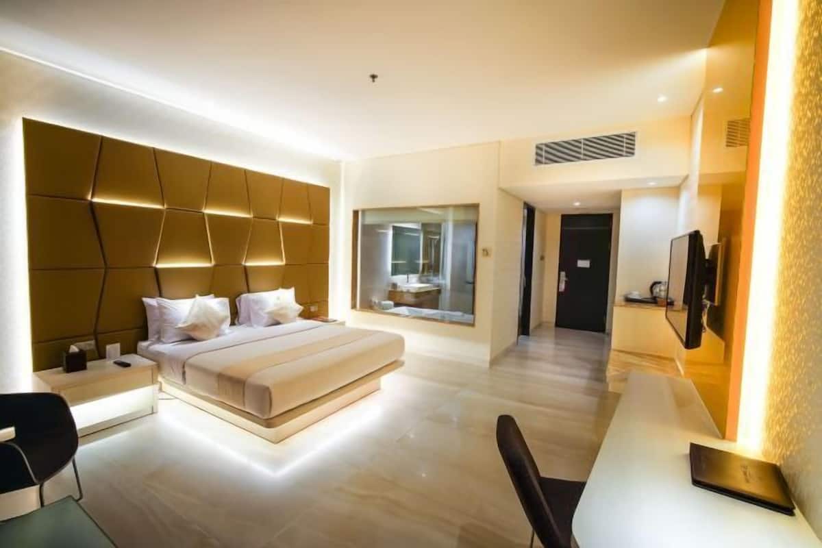 Premium bedding, in-room safe, desk, blackout curtains