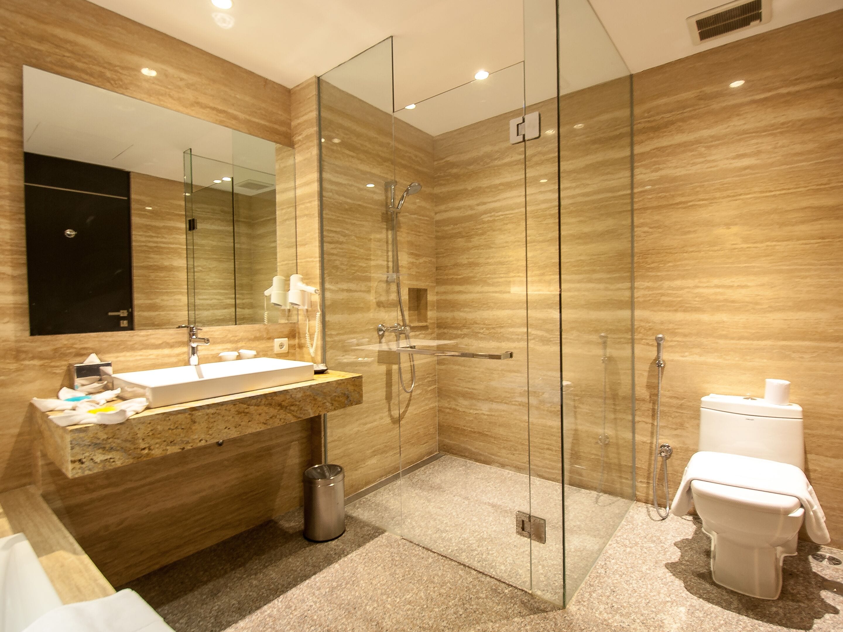 deluxe double room, 1 bedroom | bathroom | shower, free toiletries, hair dryer, slippers