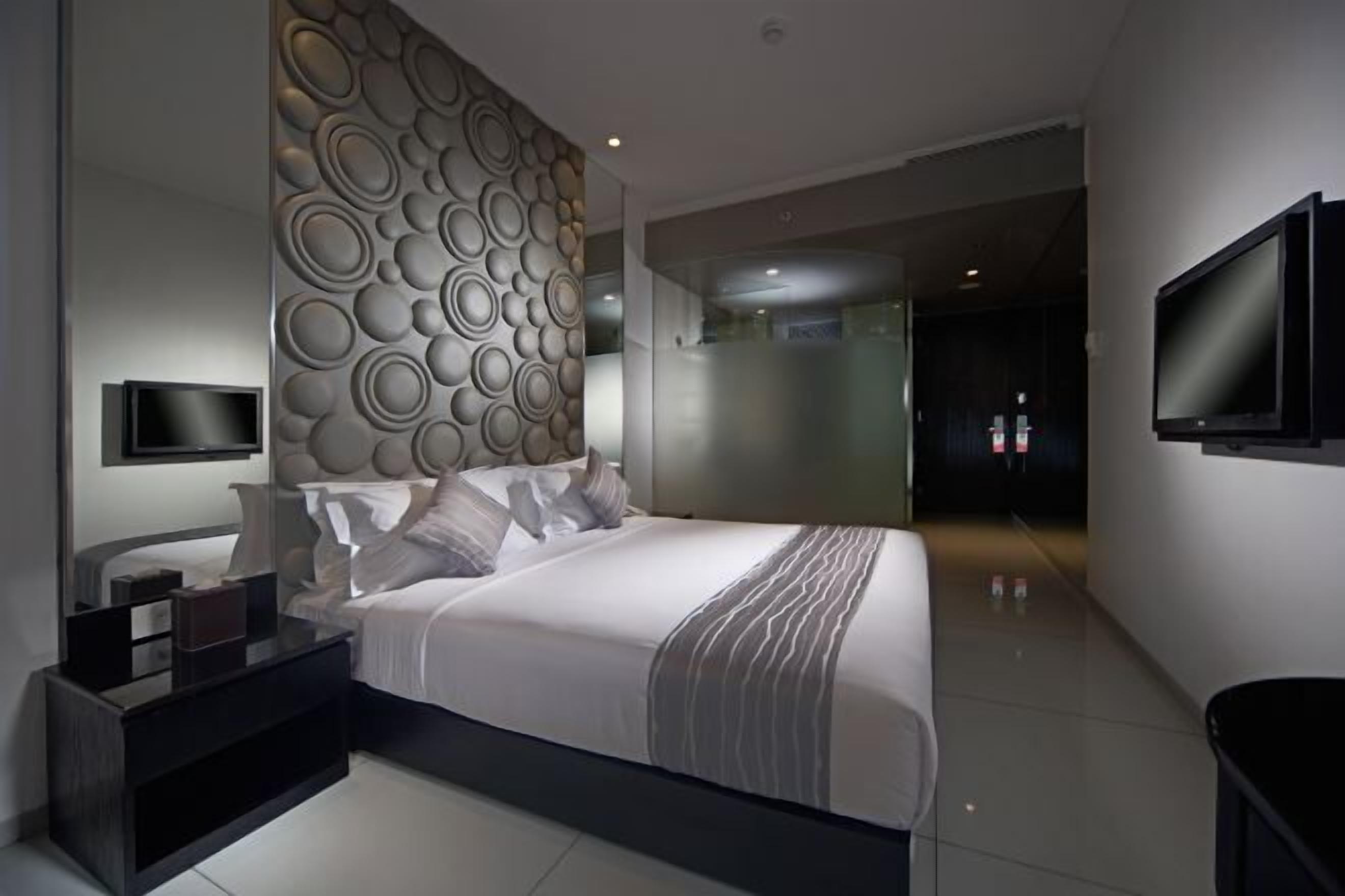 Premium bedding, in-room safe, desk, blackout curtains