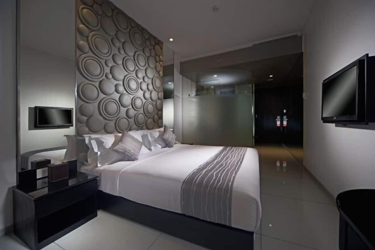 Premium bedding, in-room safe, desk, blackout curtains