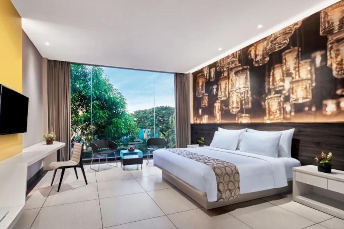 Premium bedding, in-room safe, desk, blackout curtains
