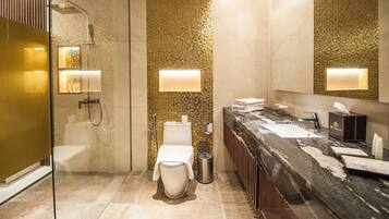 Signature Room | Bathroom | Shower, free toiletries, hair dryer, slippers