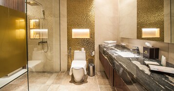 Signature Room | Bathroom | Shower, free toiletries, hair dryer, slippers