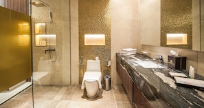 Chambre Signature | Salle de bain | Douche, articles de toilette (gratuits), séchoir à cheveux, pantoufles