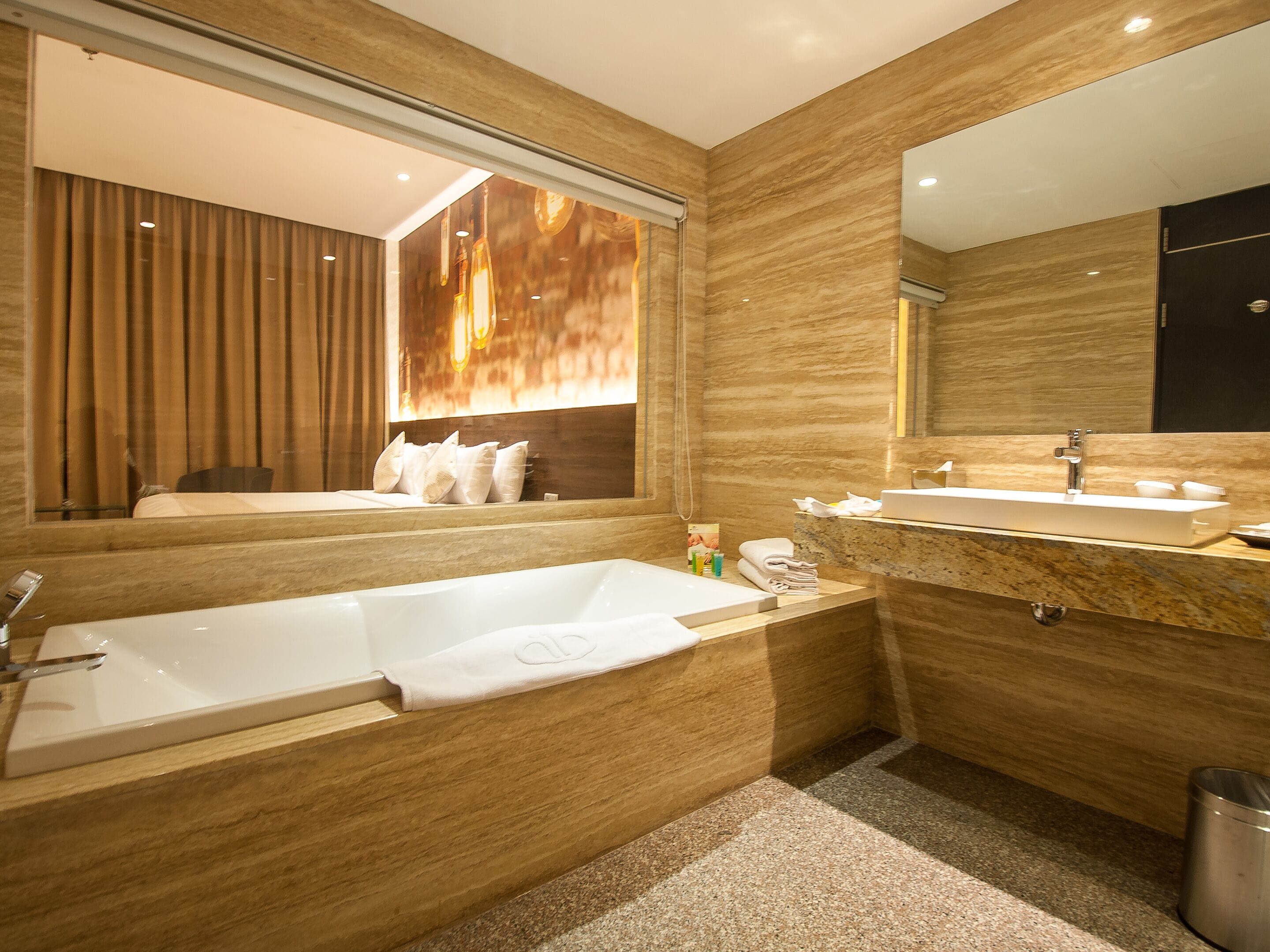 deluxe double room, 1 bedroom | bathroom | shower, free toiletries, hair dryer, slippers