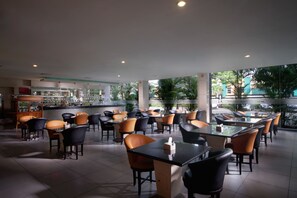 2 restaurants, breakfast, lunch, dinner served; international cuisine 