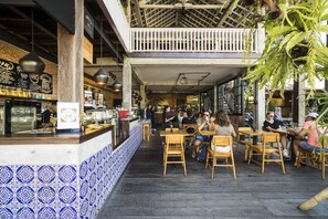 Déjeuner, dîner et souper servis sur place