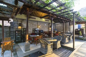 Breakfast, lunch, dinner served; garden views 