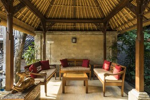 Lobby sitting area - Adi Cottage (Ubud)