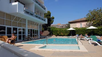 Outdoor pool, pool loungers