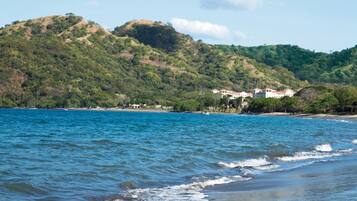 Am Strand, Liegestühle, Strandtücher, Sporttauchen