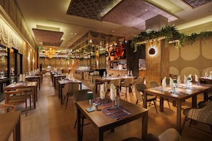 5 restaurants, breakfast, lunch, dinner served; international cuisine