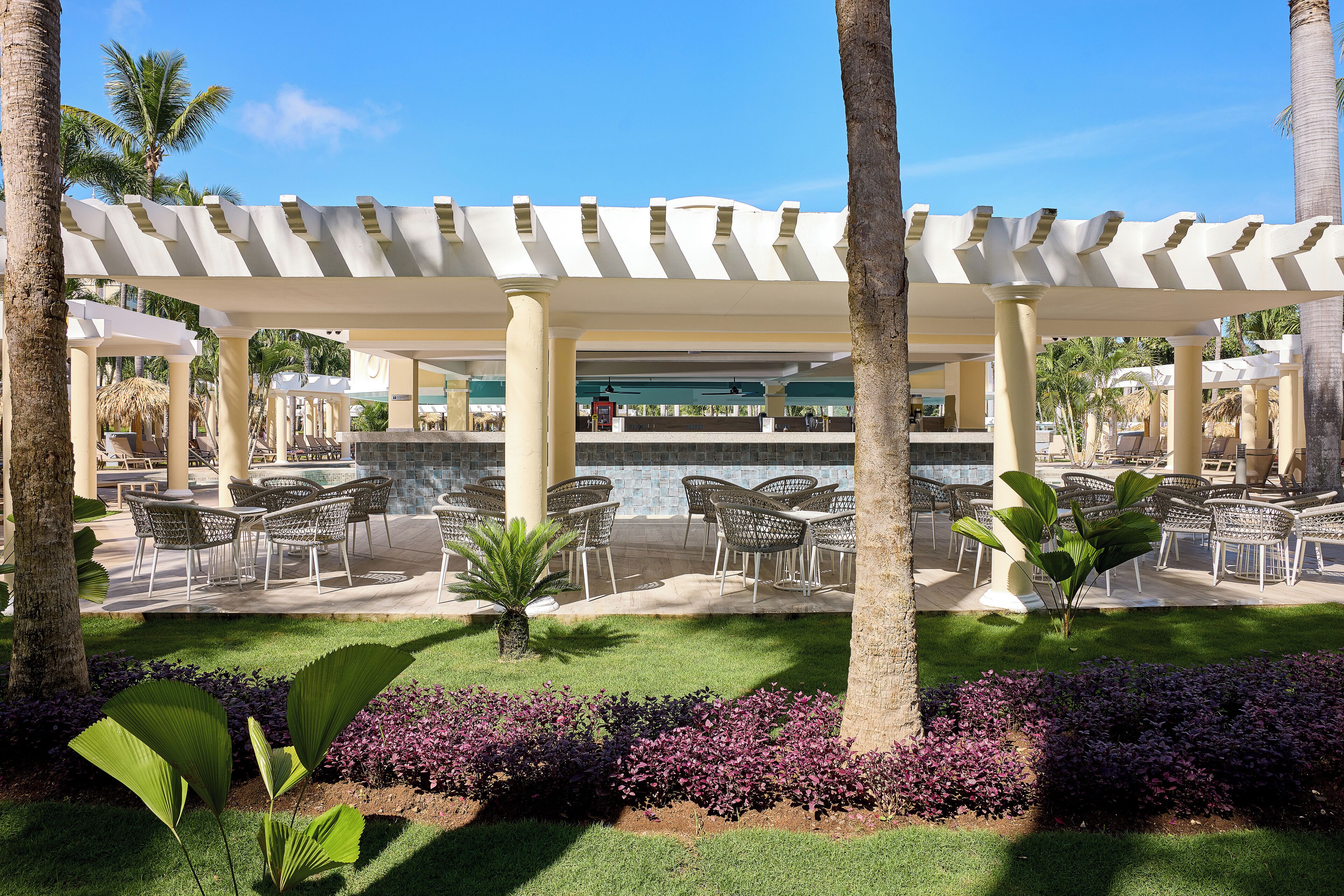 Bar tepi kolam renang