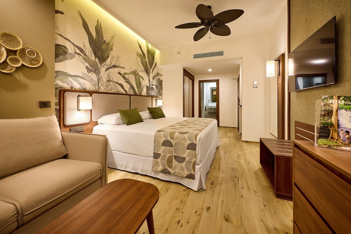 Minibar, coffres-forts dans les chambres, rideaux occultants