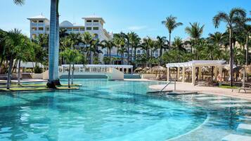 3 piscines extérieures, parasols de plage