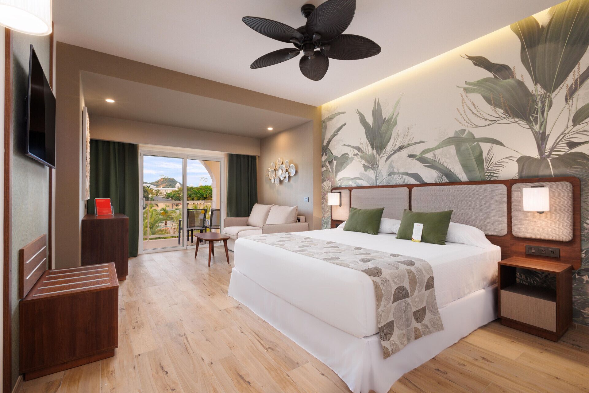 Minibar, coffres-forts dans les chambres, rideaux occultants