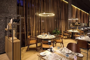 7 restaurants, breakfast, lunch, dinner served; international cuisine