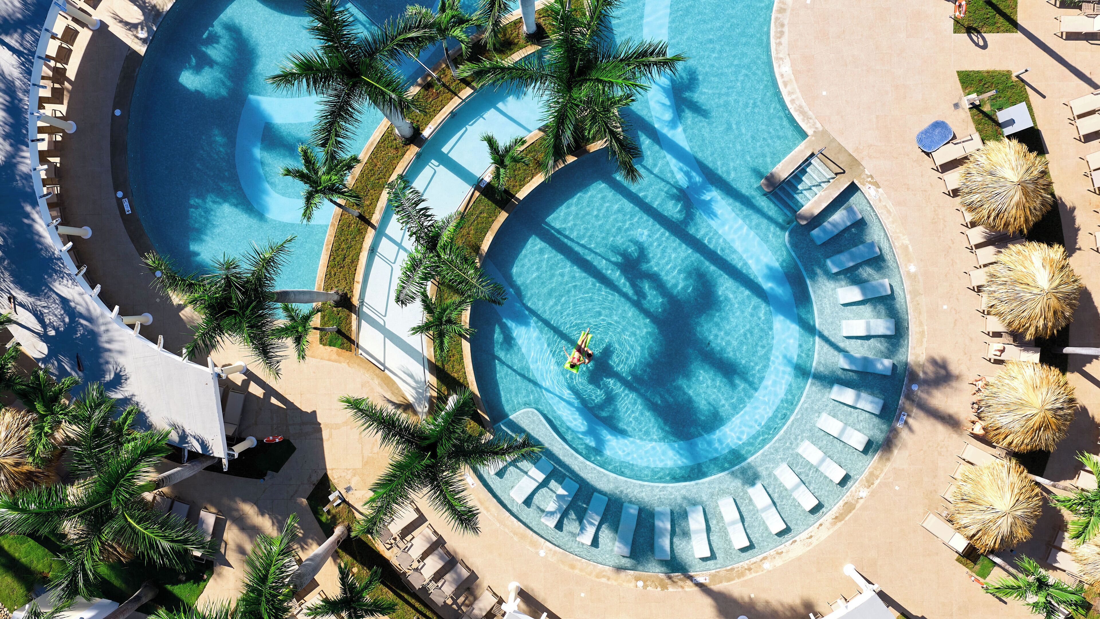 6 piscines extérieures, parasols de plage