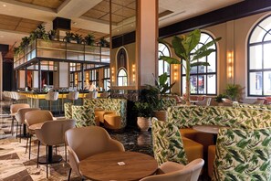 7 bars, 3 bars en milieu de piscine, bar en bord de piscine