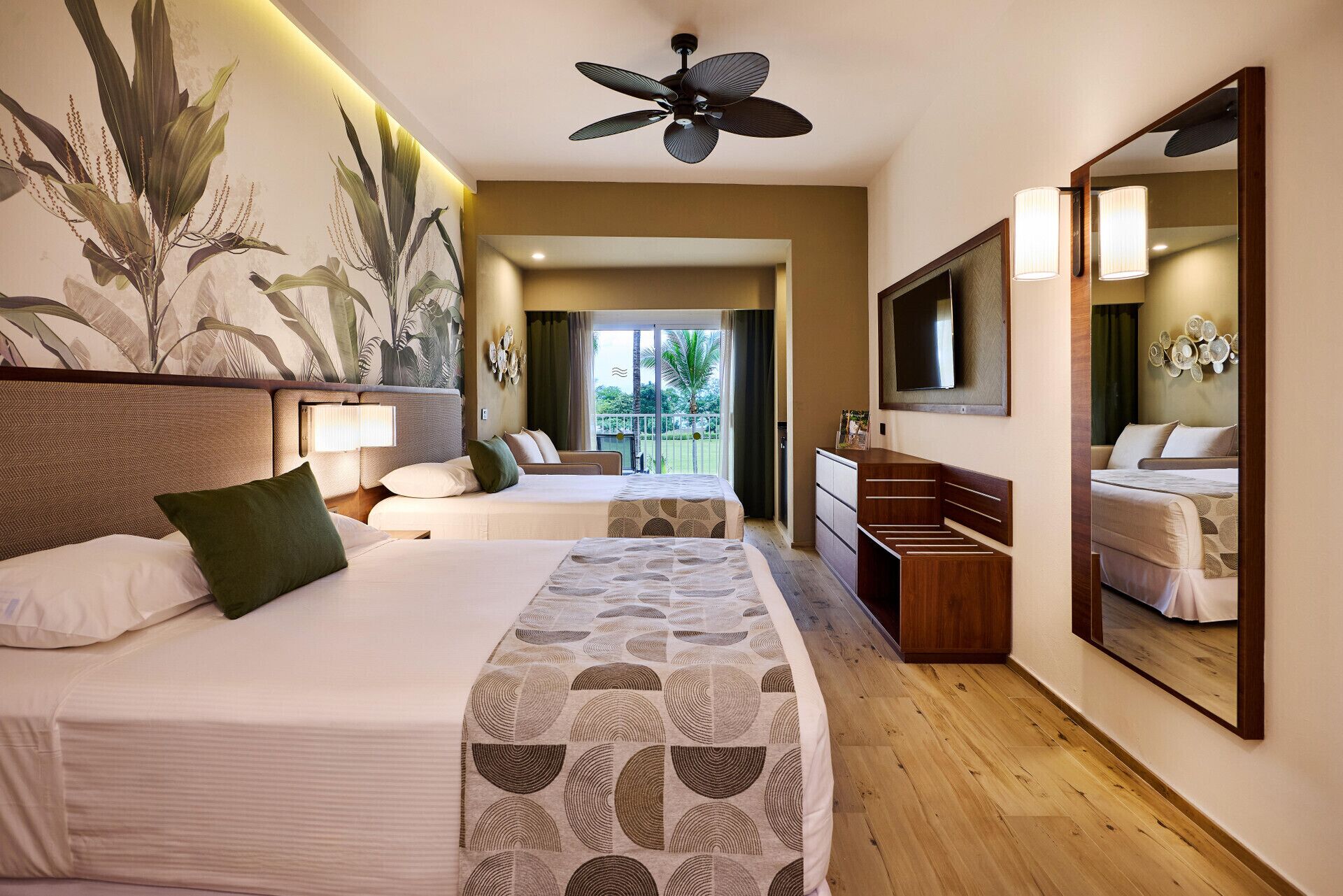 Minibar, coffres-forts dans les chambres, rideaux occultants