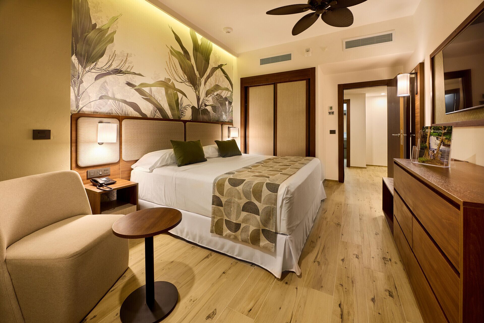 Minibar, coffres-forts dans les chambres, rideaux occultants