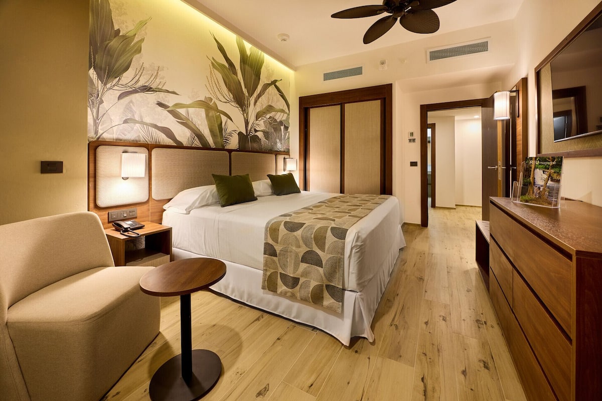 Minibar, coffres-forts dans les chambres, rideaux occultants