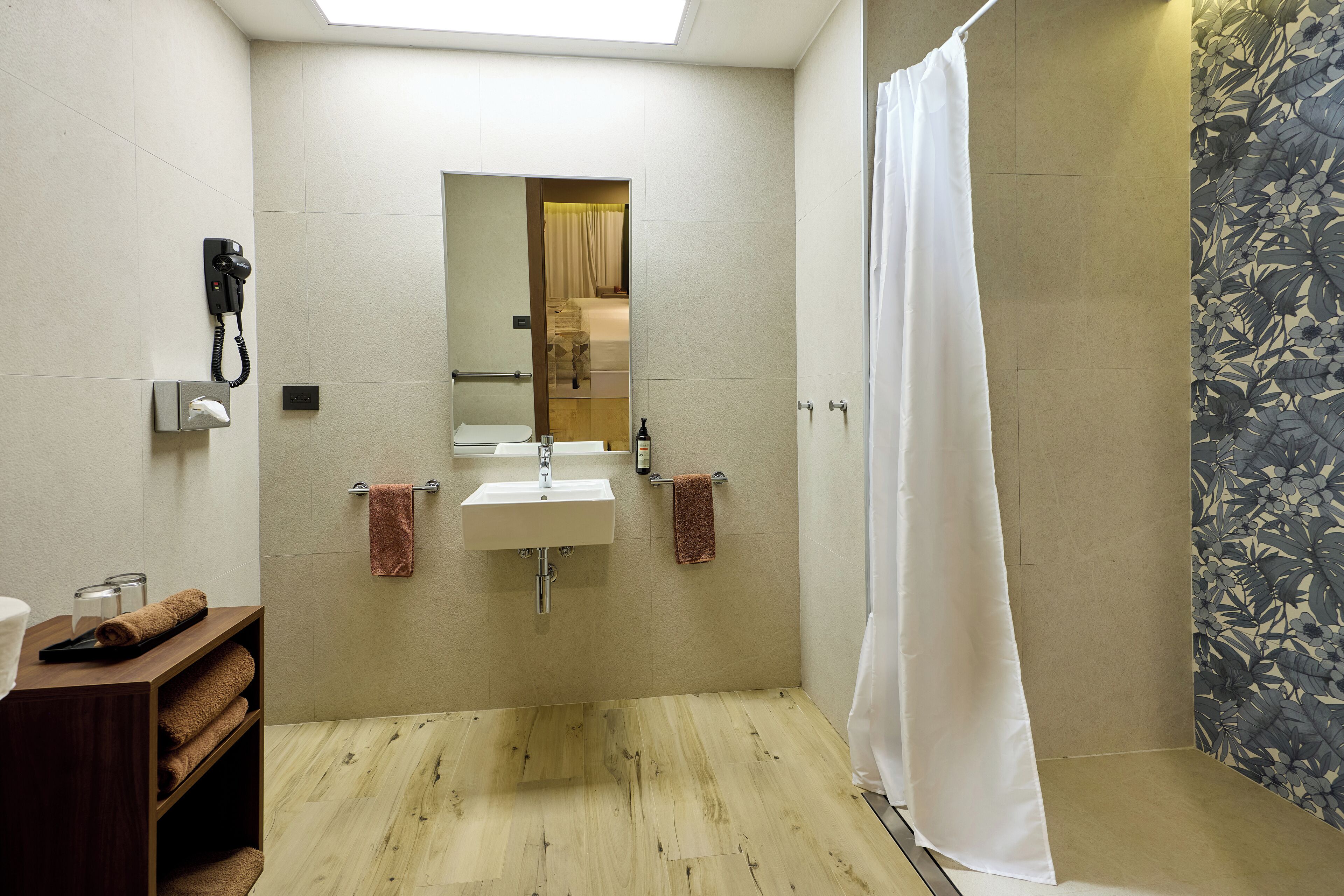 Ein modernes Badezimmer mit einem Holzbadezimmer, einem Waschbecken und einer Duschkabine.