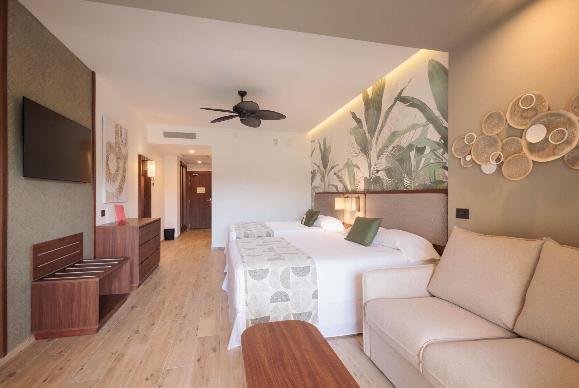 Minibar, coffres-forts dans les chambres, rideaux occultants