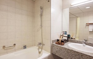 Combined shower/bathtub, free toiletries, slippers, towels