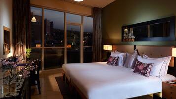 Värdeförvaringsskåp på rummet, skrivbord och ljudisolering