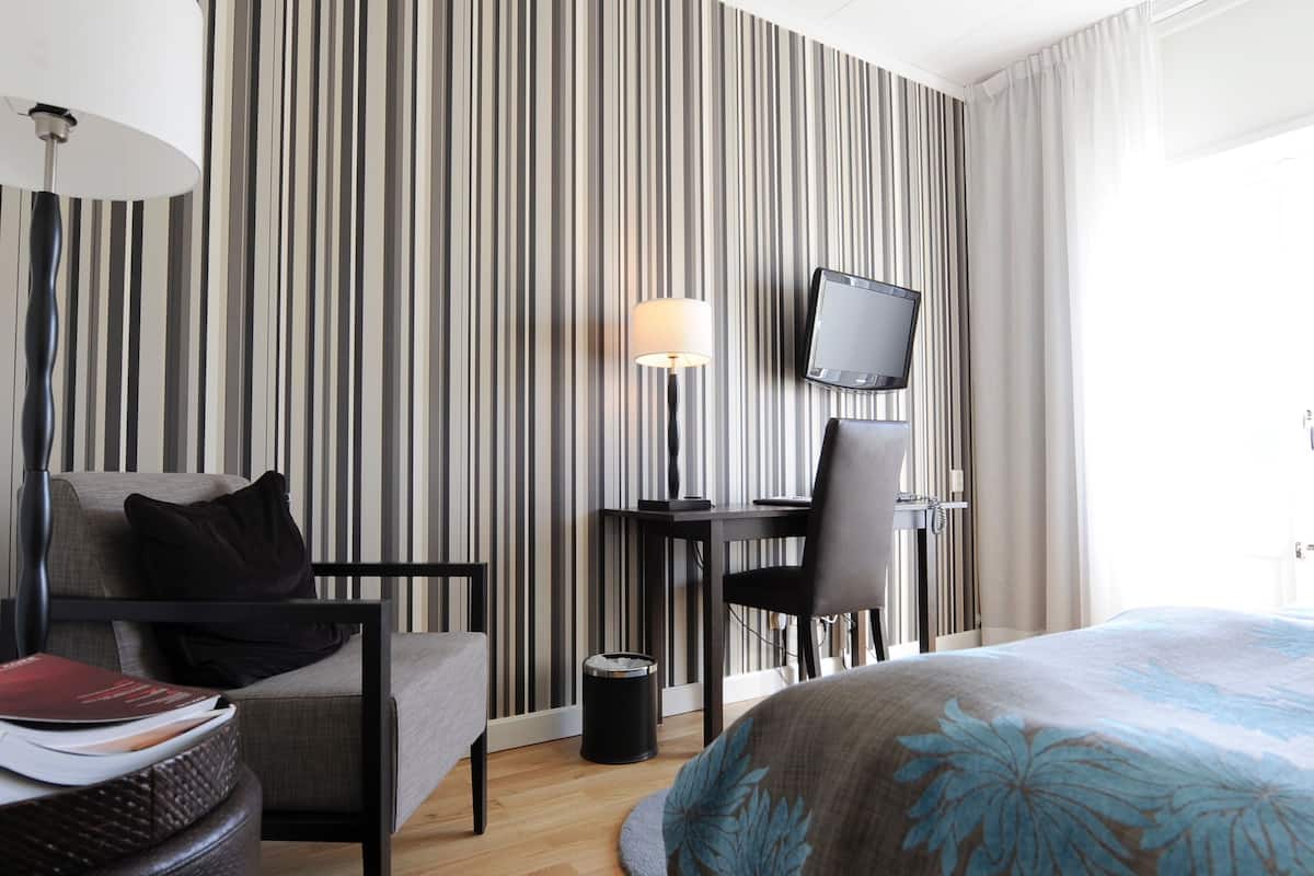 premium bedding, in-room safe, desk, blackout curtains