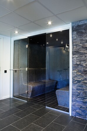 Sauna, hot tub, steam room