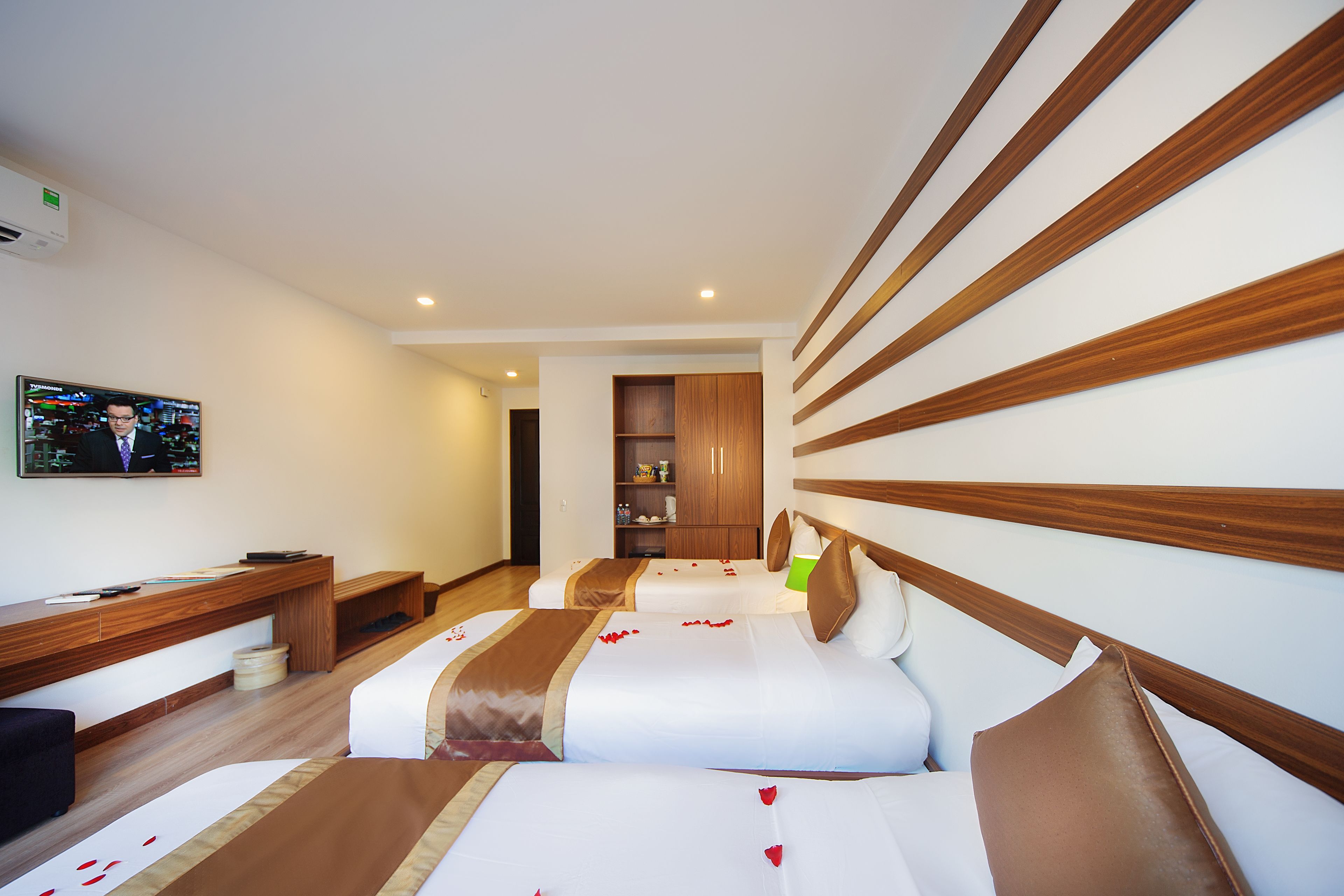 superior room | minibar, in-room safe, desk, soundproofing